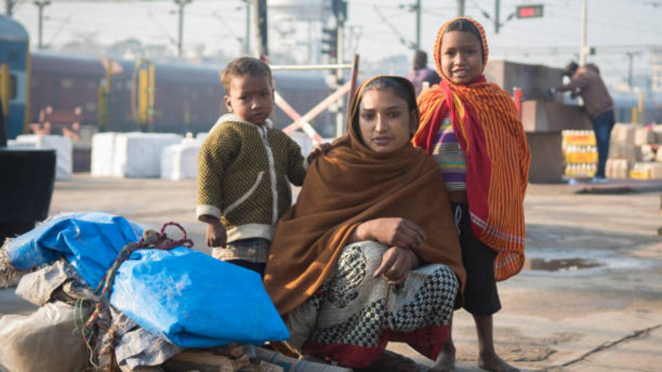 people-living-in-the-surroundings-of-the-varanasi-train-station