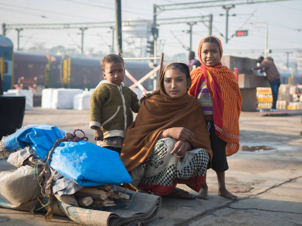 people-living-in-the-surroundings-of-the-varanasi-train-station